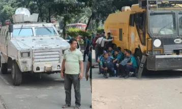 শিক্ষা ভবনের সামনে প্রস্তুত জলকামান ও সাঁজোয়া যান
