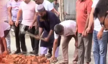 যুবদলের উদ্যোগে লালমনিরহাটের ক্ষতিগ্রস্ত সড়ক মেরামত