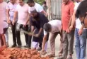যুবদলের উদ্যোগে লালমনিরহাটের ক্ষতিগ্রস্ত সড়ক মেরামত