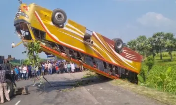 এক বাসের ধাক্কায় আরেক বাস খাদে, এসআইয়ের স্ত্রীসহ নিহত ২