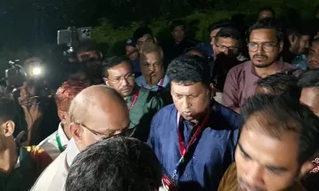 আড়াই ঘন্টা পর অবরুদ্ধ অবস্থা থেকে মুক্ত উপ-উপাচার্য