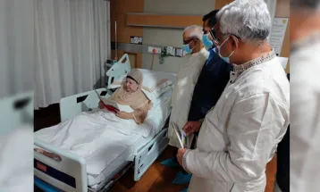 হাসপাতালে খালেদা জিয়ার হাতে আমন্ত্রণপত্র দিলেন ঐকমত্য কমিশনের সদস্যরা