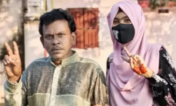একসঙ্গে এইচএসসি পাস করলেন বাবা-মেয়ে