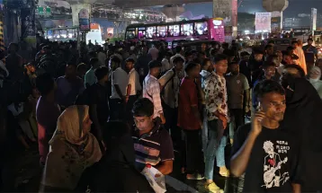 ভেতরে যাত্রীদের অপেক্ষা, বাইরে স্বজনদের
