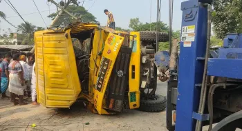 পাবনায় ট্রাক-ভ্যানের মুখোমুখি সংঘর্ষে নিহত ৩