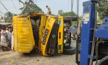 পাবনায় ট্রাক-ভ্যানের মুখোমুখি সংঘর্ষে নিহত ৩