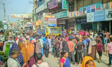 রংপুরে ফারইস্ট ইসলামী লাইফ ইনস্যুরেন্সে গ্রাহকদের বিক্ষোভ, সড়ক অবরোধে উত্তেজনা