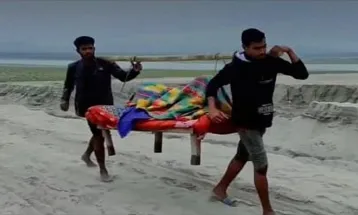 তিস্তার ২৫টি চরের মানুষের একমাত্র ভরসা ভার ও নৌকা