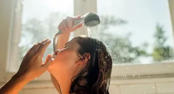 সকালে না রাতে, কখন গোসল করা ভালো?