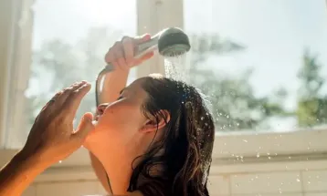 সকালে না রাতে, কখন গোসল করা ভালো?