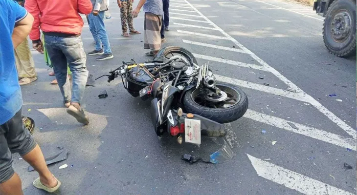 ট্রাকের সঙ্গে মুখোমুখি সংঘর্ষ, প্রাণ গেল ৩ বন্ধুর