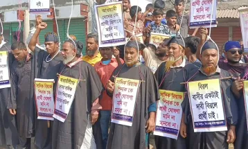 দিনাজপুর-২ আসনে বিএনপির ঘোষিত প্রার্থীর মনোনয়ন বাতিলের দাবিতে প্রতীকী ফাঁসি