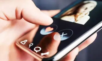 প্রেম আড়ালেই স্বস্তি! অনলাইনে সম্পর্ক প্রকাশে অনীহা তরুণীদের