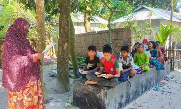 কুড়িগ্রামে স্কুলের রাস্তায় স্থাপনা নির্মাণ, যেতে না পেরে গাছতলায় স্কুলের পাঠদান