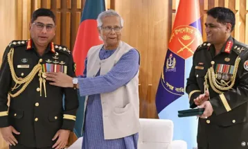 সেনাপ্রধানকে ‘সেনাবাহিনী পদক’ দিলেন প্রধান উপদেষ্টা