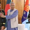 সেনাপ্রধানকে ‘সেনাবাহিনী পদক’ দিলেন প্রধান উপদেষ্টা