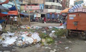 রংপুর সিটি বাজার সংলগ্ন প্রধান সড়কে বর্জ্য ডাম্পিং