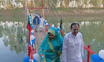 লালমনিরহাট যুবদলের উদ্যোগে স্বেচ্ছাশ্রমে ভাসমান সেতু নির্মাণ