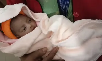 দিনাজপুরে চিরকুট লিখে হাসপাতালে ফেলে যাওয়া সেই নবজাতক স্থান পেলো এক নিঃসন্তান দম্পতির কাছে