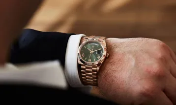 ঘড়ি বাঁ হাতে পরেন কেন, ডান হাতে পরলে কী হয়?