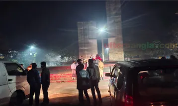 রোকেয়া বিশ্ববিদ্যালয়ে গাড়ির হেডলাইট জ্বালিয়ে ফুল দেওয়ার প্রস্তুতি