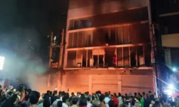 প্রথম আলো ও ডেইলি স্টারে হামলা,ভাঙচুর ও অগ্নিসংযোগ