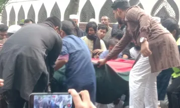 কবি নজরুলের সমাধি চত্বরে শহীদ হা‌দির দাফন সম্পন্ন