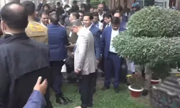 জুতা খুলে দেশের মাটি স্পর্শ করলেন তারেক রহমান