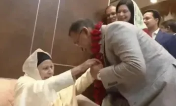 ফুলের মালা দিয়ে তারেক রহমানকে বরণ করলেন শাশুড়ি
