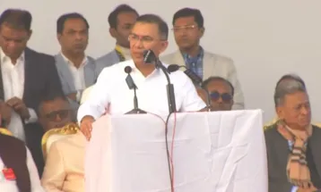 জনসমুদ্রের ঢেউ পেরিয়ে গণসংবর্ধনার মঞ্চে বক্তব্য রাখছেন তারেক রহমান