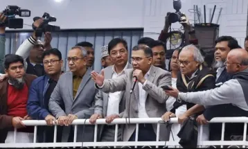 রাস্তায় কাগজ পড়লে, ময়লা হয়ে থাকলে আমরাই সরিয়ে দেবো