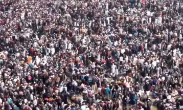 যতদূর চোখ যায় মানুষ আর মানুষ