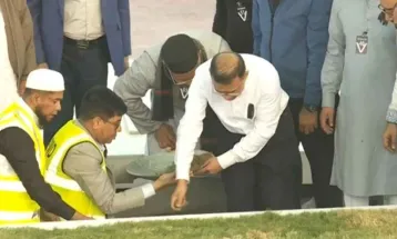 নিজ হাতে মাকে শায়িত করলেন তারেক রহমান